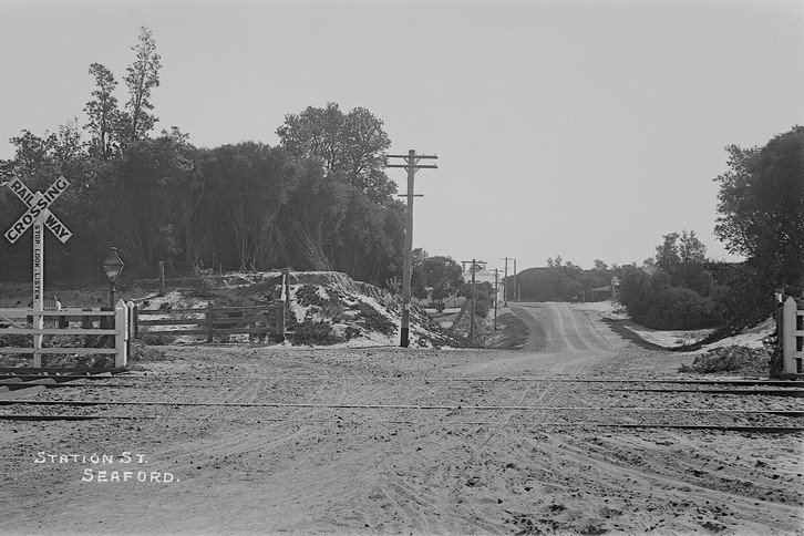 1920 - level crossing at Station Street, Seaford.jpg